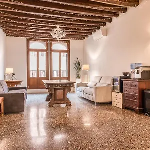palazzo-daponte.hotelinveneto.com/